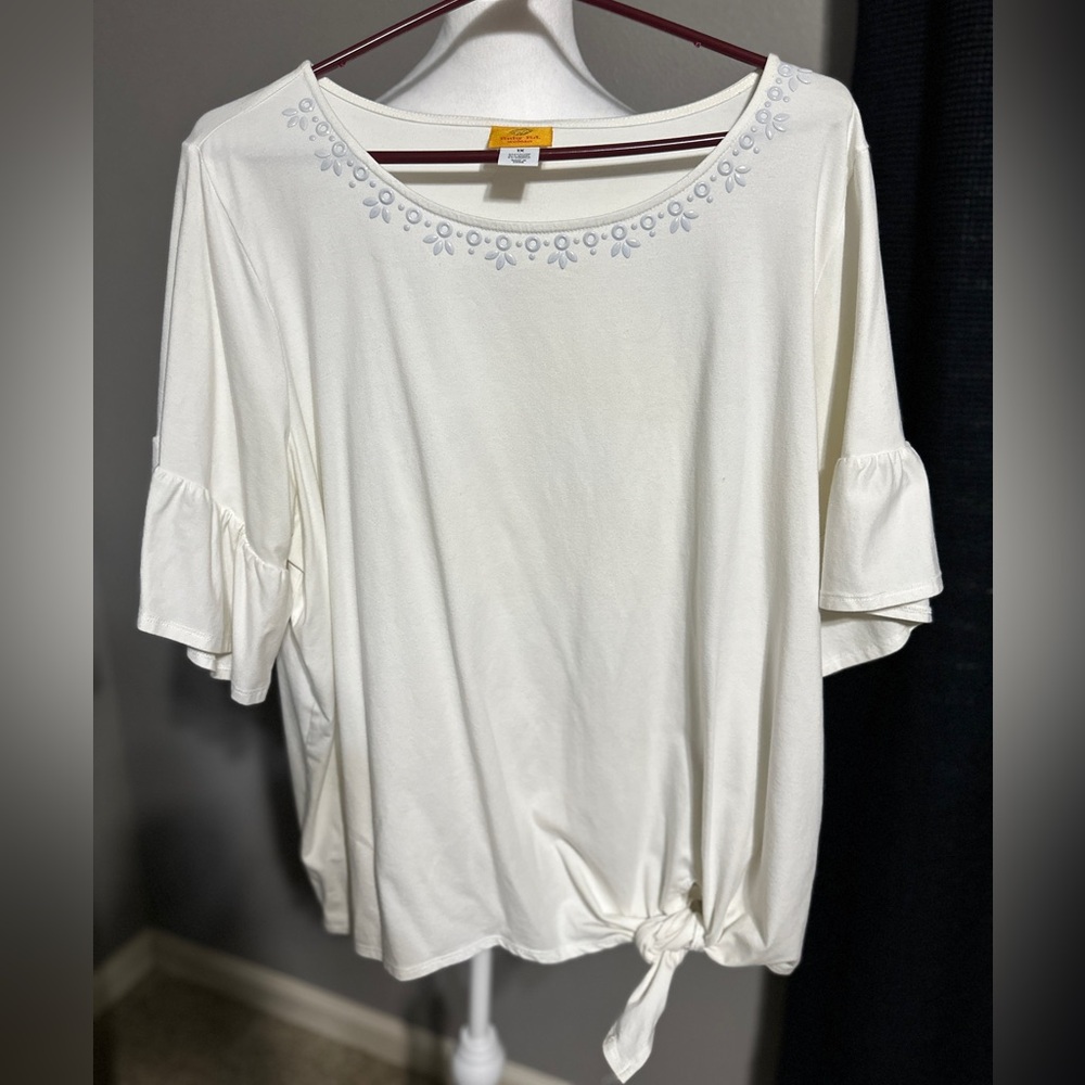 Ruby Rd 1X, white w/decorative beading, ties at bottom side, pet,smoke free home
